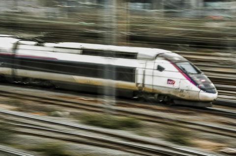 Ein TGV ist in Nordfrankreich auf einem Bahnübergang mit einem Lastzug zusammengestoßen. (Archivbild) Foto: Philippe Huguen/AFP/