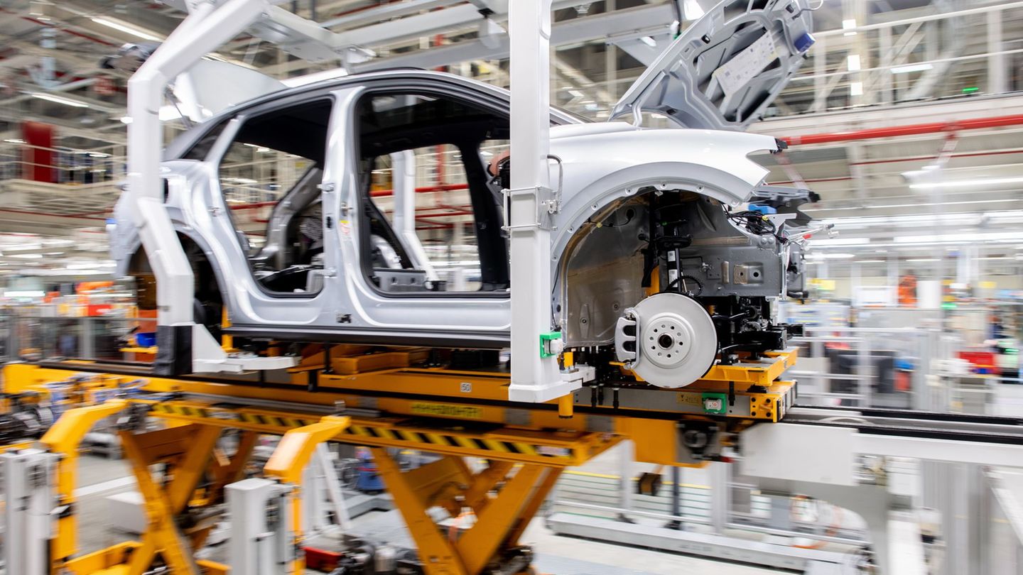 Konjunkturumfrage: Stimmung der Autoindustrie sinkt - Besserung bei Jobs