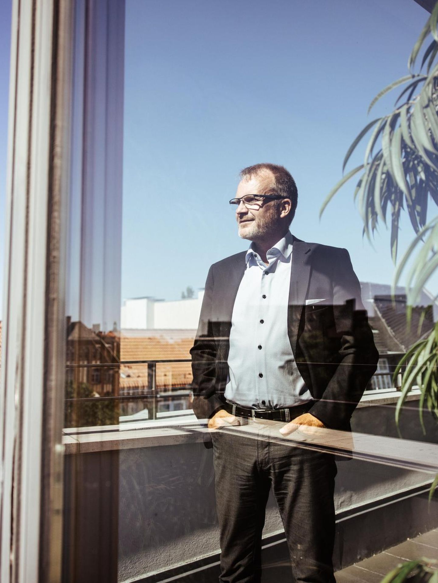 Krankenkassen-Chef Jens Baas steht auf einem Balkon