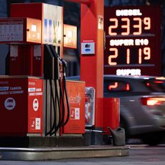 Unter anderem die Spritpreise sind im März deutlich gestiegen. (Archivbild) Foto: Sebastian Kahnert/dpa