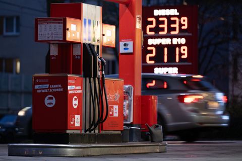 Unter anderem die Spritpreise sind im März deutlich gestiegen. (Archivbild) Foto: Sebastian Kahnert/dpa