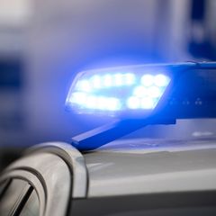 Die Polizei schließt einen politisch motivierten Hintergrund nicht aus. (Symbolbild) Foto: Marijan Murat/dpa