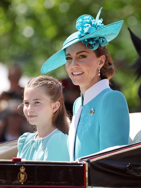 Prinzessin Kate und Tochter Charlotte gemeinsam in einer Kutsche