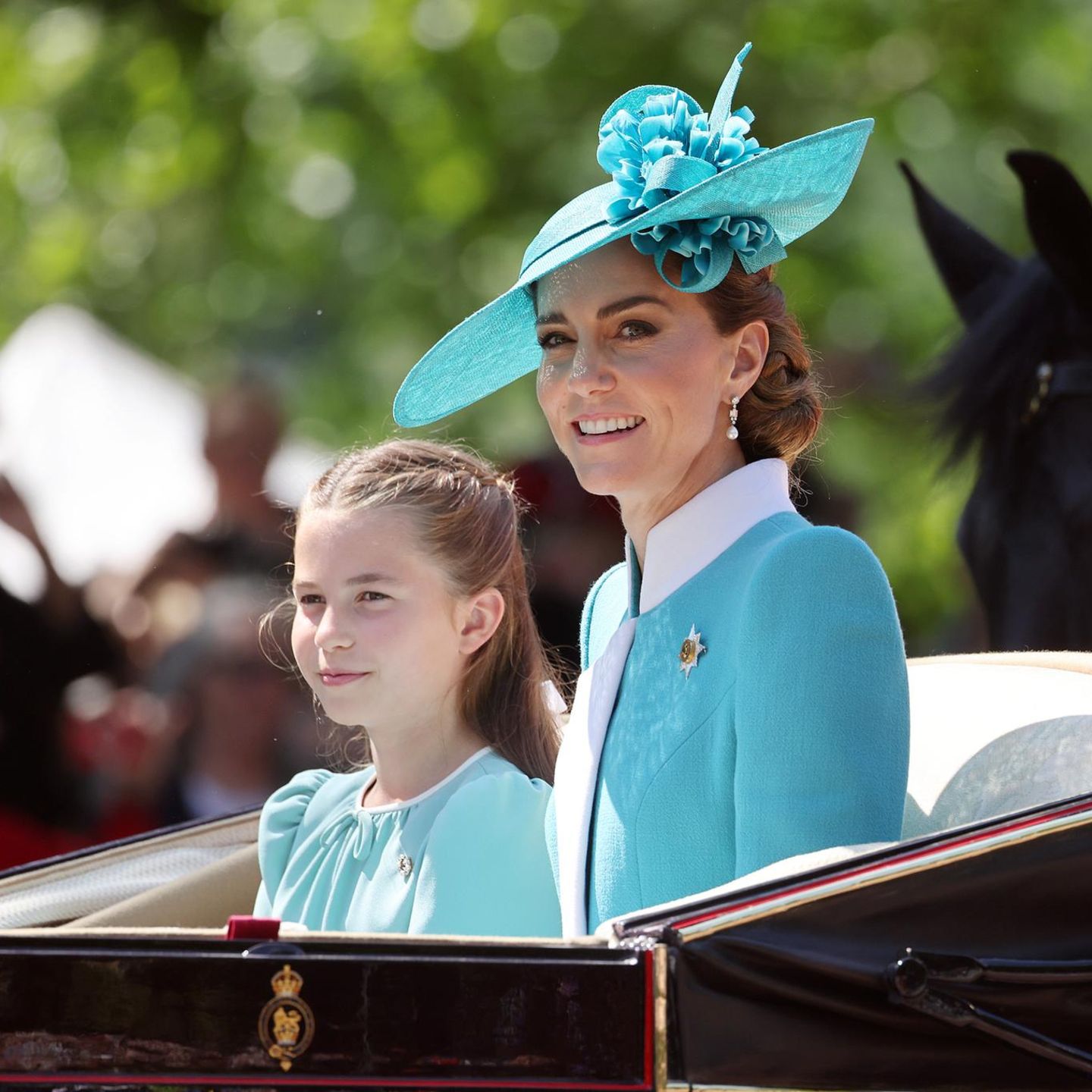 Prinzessin Kate und Tochter Charlotte gemeinsam in einer Kutsche