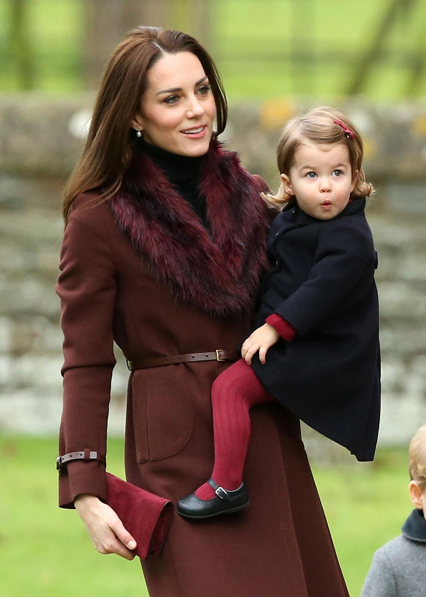 Kate und ihre kleine Tochter 2016 beim Weihnachtsgottesdienst in Bucklebury, Berkshire