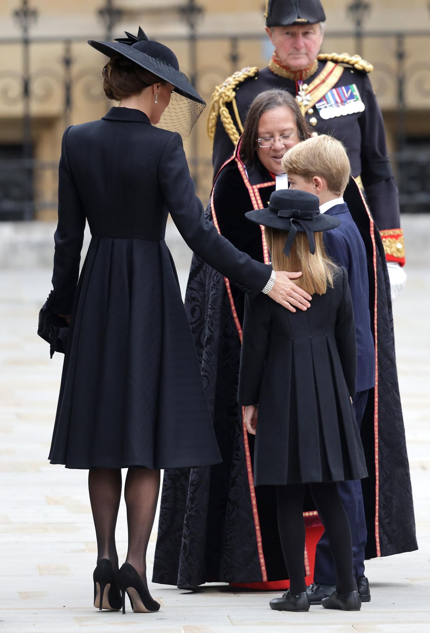 Zum Trauergottesdienst für Queen Elizabeth II. in der Westminster Abbey mit schwarzem Hut und Mantel.