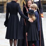 Zum Trauergottesdienst für Queen Elizabeth II. in der Westminster Abbey mit schwarzem Hut und Mantel.