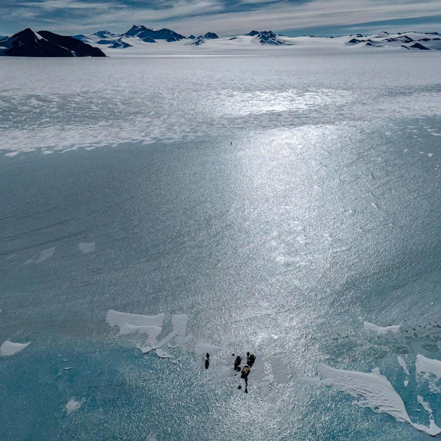In der Antarktis auf dem Gletschereis errichten Wissenschaftler ein Radioteleskop