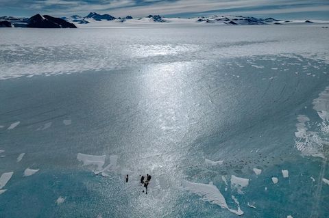 In der Antarktis auf dem Gletschereis errichten Wissenschaftler ein Radioteleskop