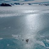 In der Antarktis auf dem Gletschereis errichten Wissenschaftler ein Radioteleskop