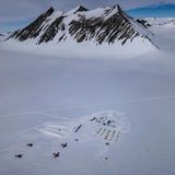Forschungsstation in der Antarktis: das Ensemble der Union Glacier Joint Scientific Polar Station aus der Luft
