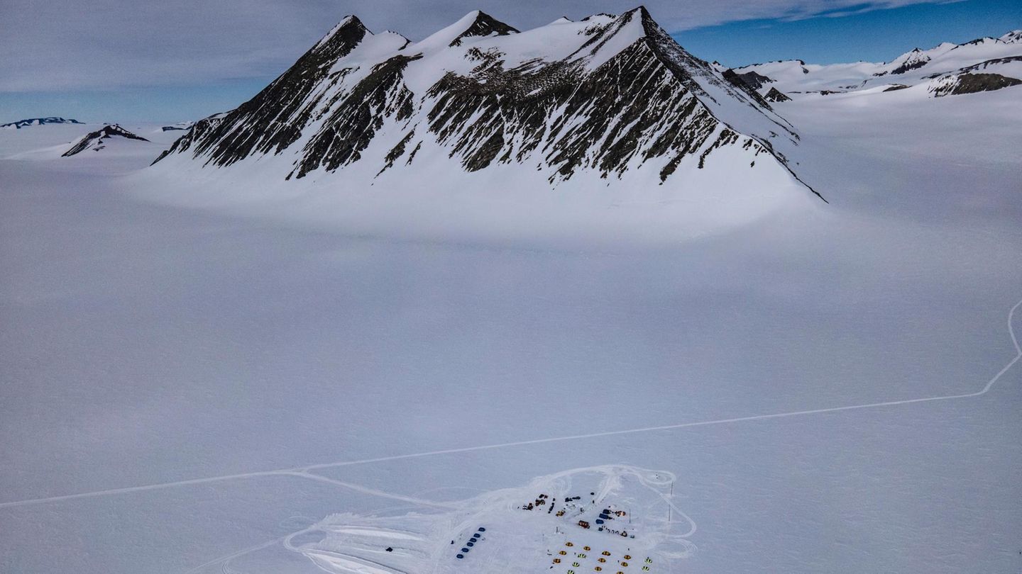 Forschungsstation in der Antarktis: das Ensemble der Union Glacier Joint Scientific Polar Station aus der Luft