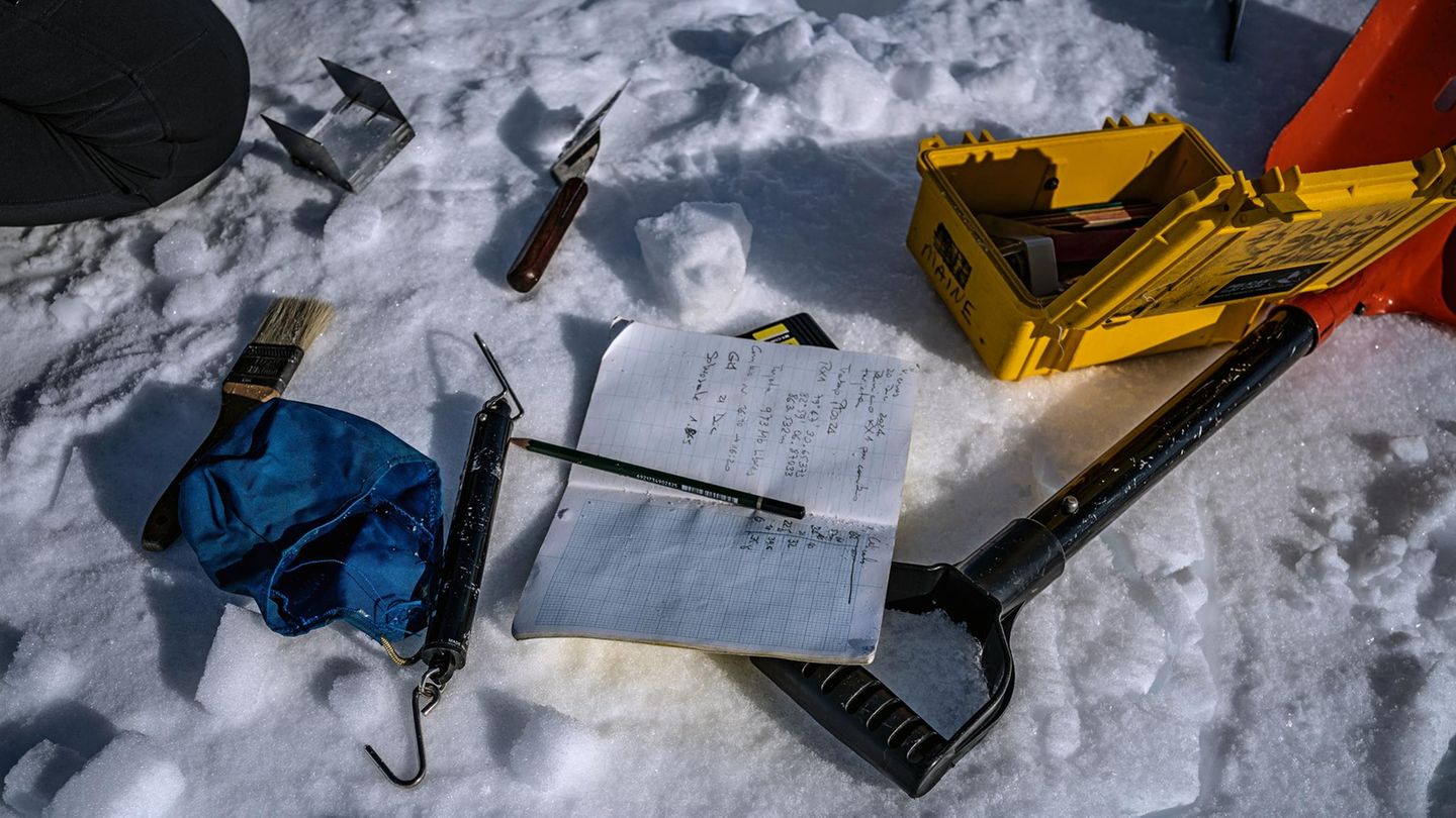 Auf dem Schnee der Antarktis liegen Schaufeln und Stecheisen