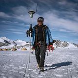 Der Glaziologe Ricardo Jaña trägt ein Satellitennavigationssystem