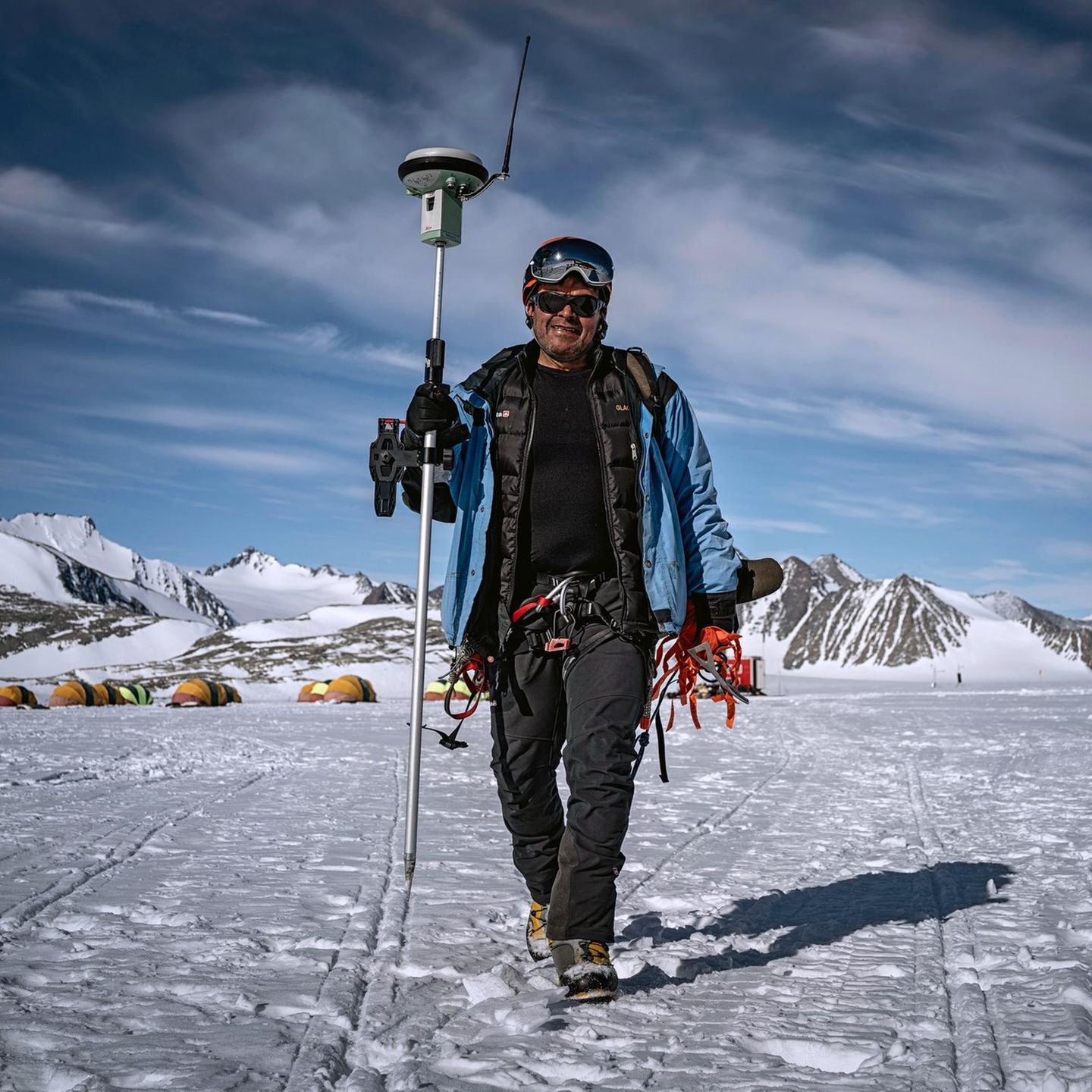 Der Glaziologe Ricardo Jaña trägt ein Satellitennavigationssystem