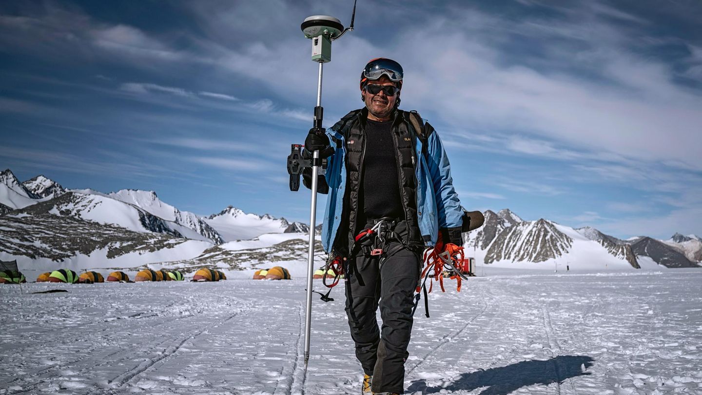 Der Glaziologe Ricardo Jaña trägt ein Satellitennavigationssystem