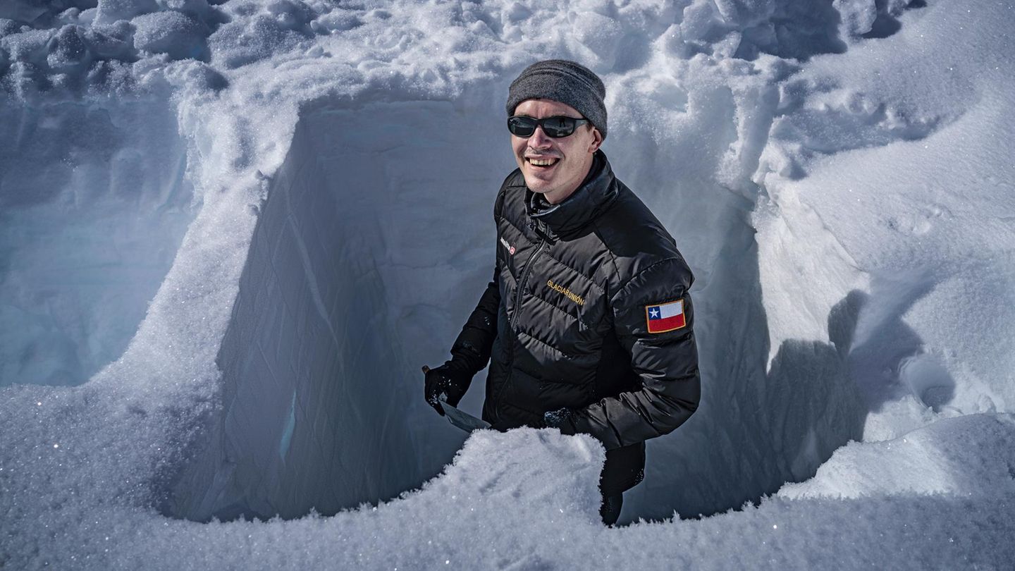 In einem Schneeloch der Antarktis steht Student Noe van Alphen und gräbt ein Schneeprofil