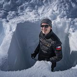 In einem Schneeloch der Antarktis steht Student Noe van Alphen und gräbt ein Schneeprofil