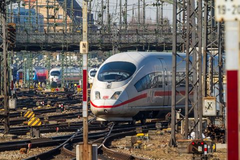 Kurz vor dem Hauptbahnhof in der Landeshauptstadt hat ein Mann die Notbremse gezogen. (Symbolbild) Foto: Peter Kneffel/dpa