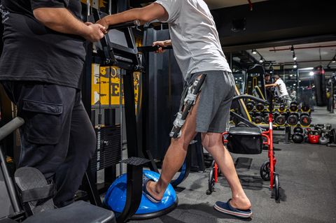 Patient mit Wunde macht Fitnessübungen