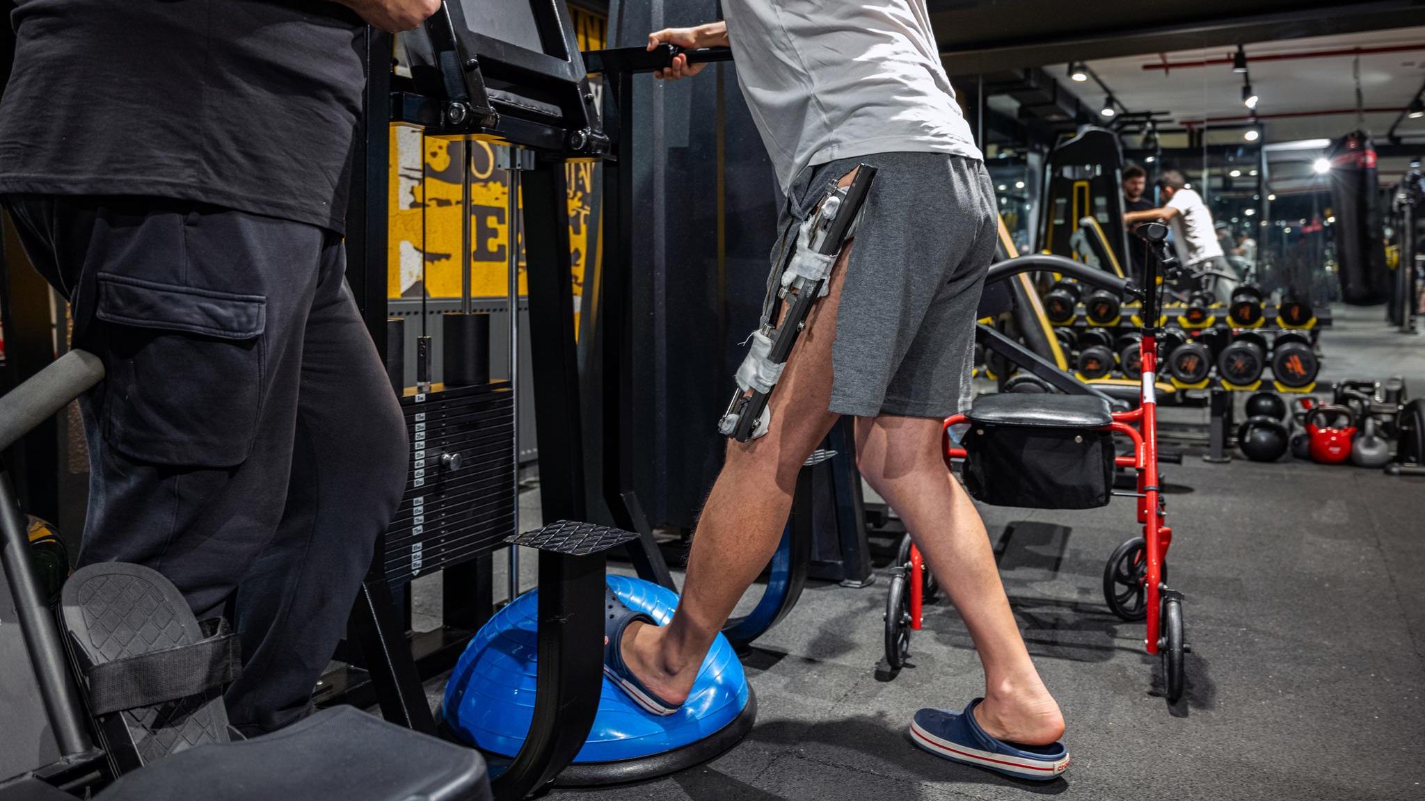 Patient mit Wunde macht Fitnessübungen