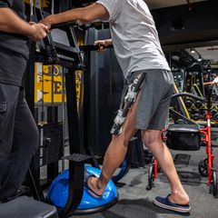 Patient mit Wunde macht Fitnessübungen