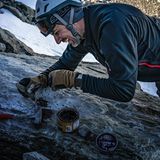 Der Antarktisforscher Angel Zapata aus Chile befestigt einen GPS-Marker auf dem Fels