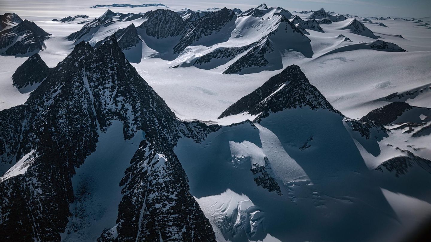 Aus dem Eis der Antarktis ragen die schroffen Spitzen der fast 5000 Meter hohen Ellsworth Mountains