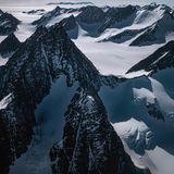 Aus dem Eis der Antarktis ragen die schroffen Spitzen der fast 5000 Meter hohen Ellsworth Mountains