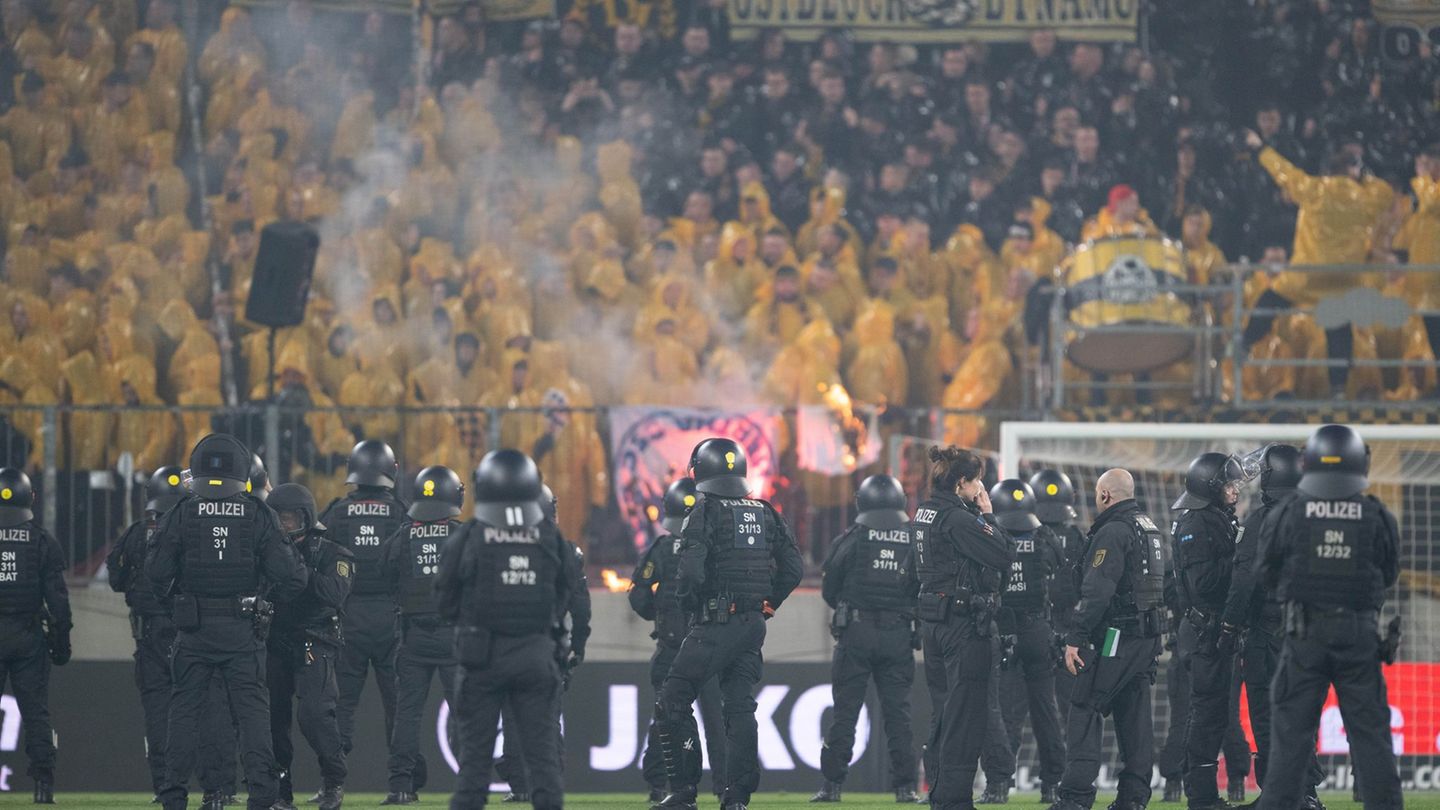 Nach den Fußball-Krawallen im Dresdner Rudolf-Harbig-Stadion wird erneut der Ruf nach scharfen Konsequenzen laut (Archivbild). F