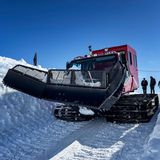 In der Antarktis räumt eine Pistenraupe meterhohen Schnee weg