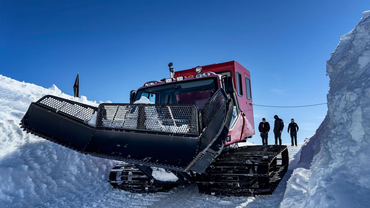 In der Antarktis räumt eine Pistenraupe meterhohen Schnee weg