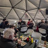 Unter dem Eis der Antarktis sitzen Forscherinnen und Forscher im Kantinenzelt ihrer Station zusammen