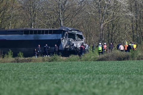 Ein TGV ist in Nordfrankreich mit einem Lastzug zusammengestoßen und entgleist. Foto: Sameer Al-Doumy/AFP/dpa