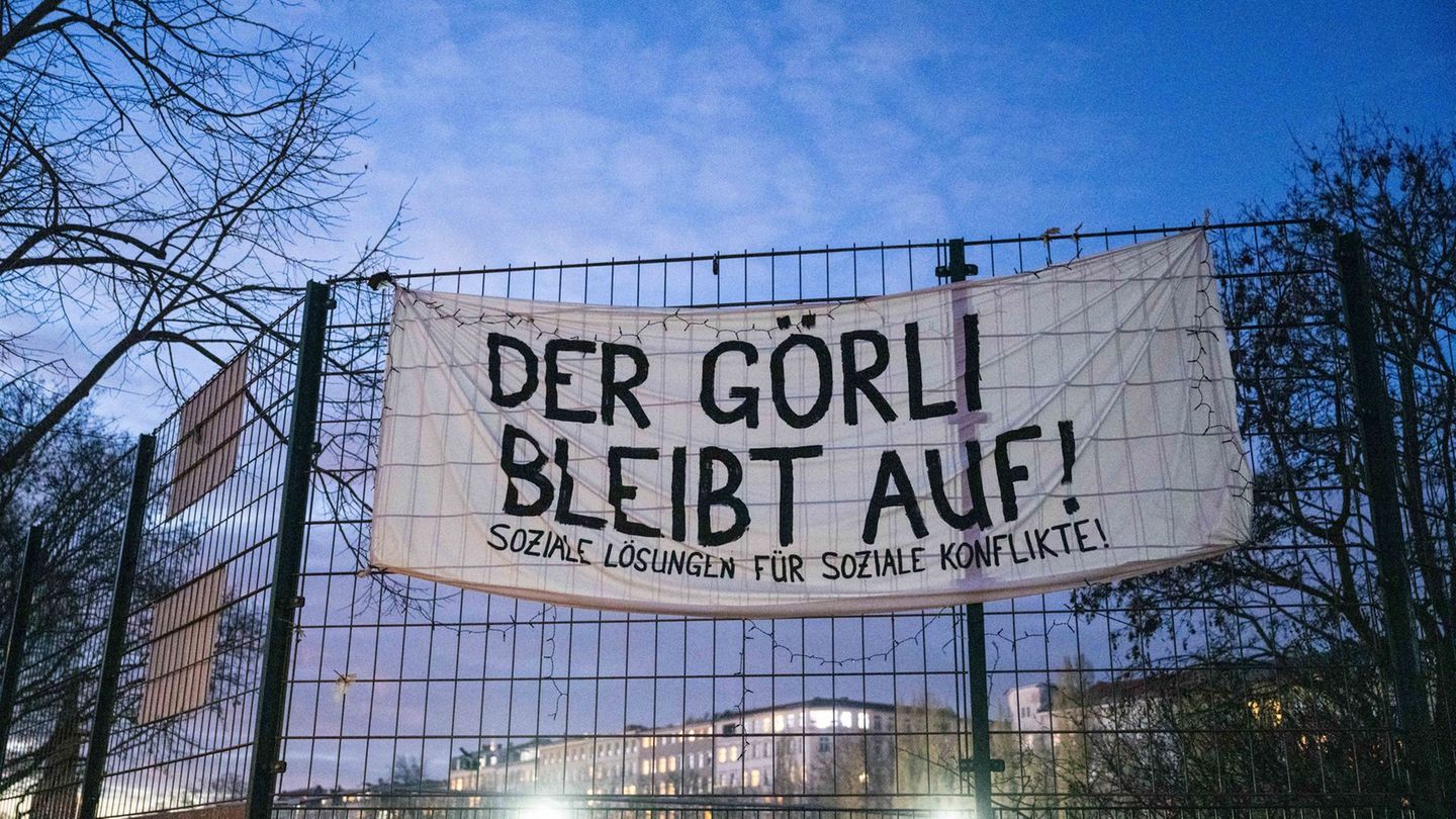 Gegen die nächtliche Schließung des Görlitzer Parks gibt es immer wieder Proteste. (Archivbild) Foto: Christophe Gateau/dpa