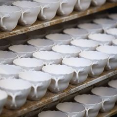 Die Herstellung des Porzellans in Sachsen soll über die Ländergrenze hinaus zum Kulturerbe werden. (Archivbild) Foto: Robert Mic