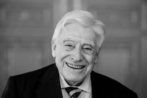 Schwarz-Schilling wendete sich nach dem Ministeramt neuen Themen zu. (Archivbild) Foto: Andreas Arnold/dpa