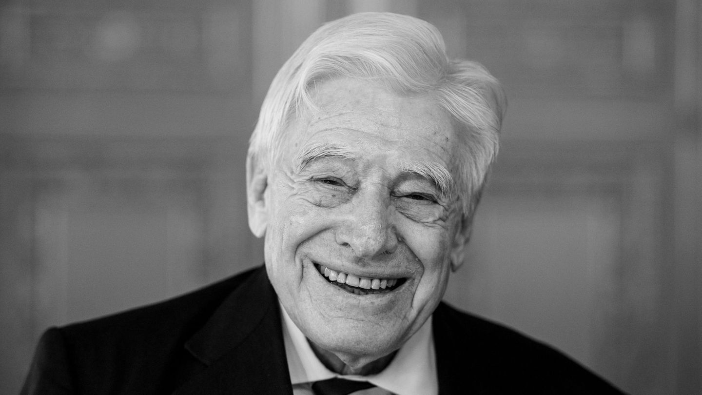 Schwarz-Schilling wendete sich nach dem Ministeramt neuen Themen zu. (Archivbild) Foto: Andreas Arnold/dpa