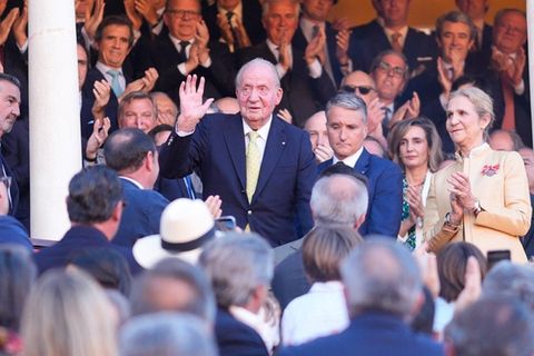 Der winkende Juan Carlos I. mit Infantin Elena in der Arena.