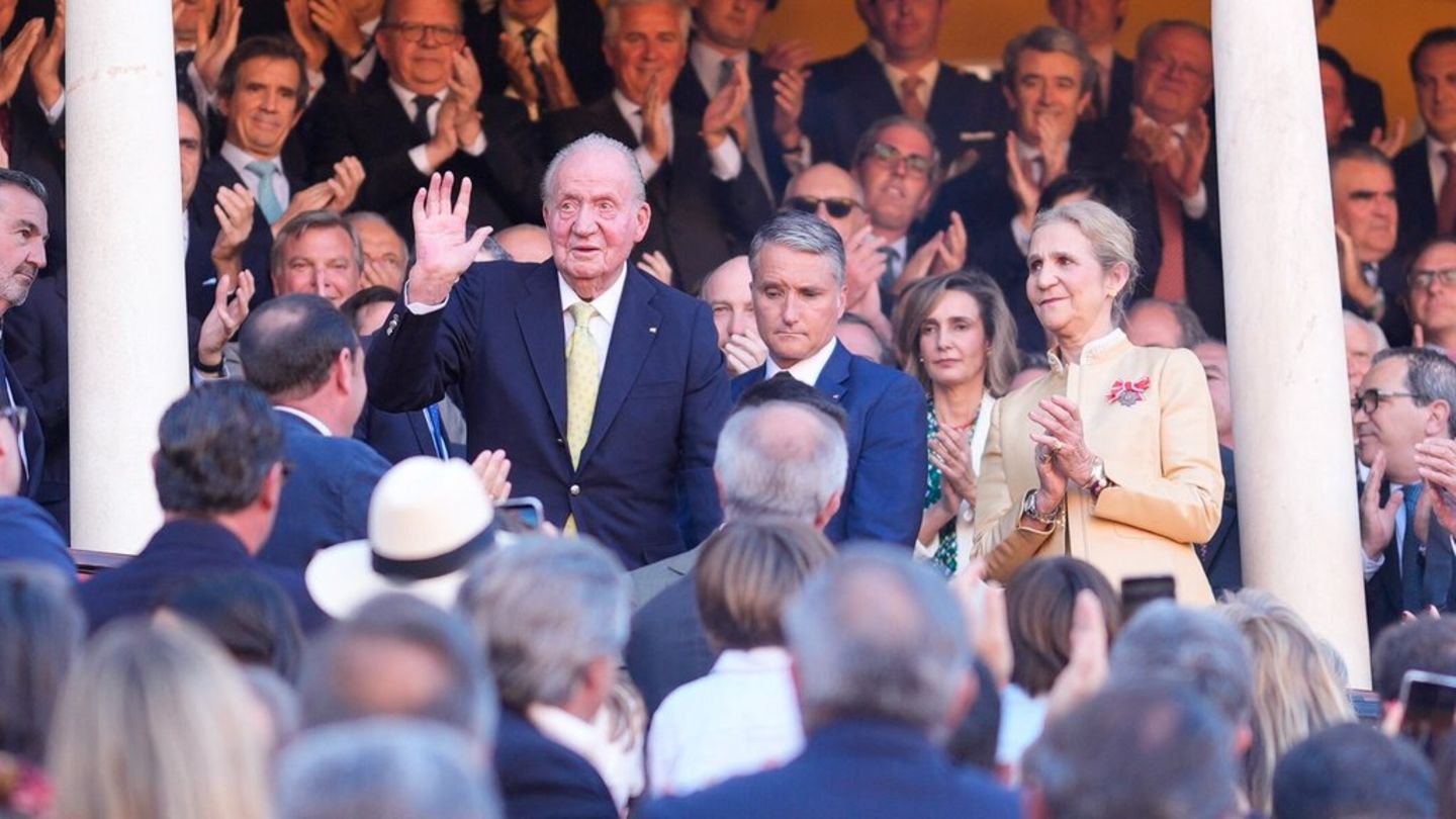 Der winkende Juan Carlos I. mit Infantin Elena in der Arena.