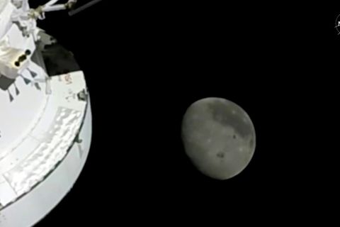 Orion-Kapsel beim Vorbeiflug am Mond