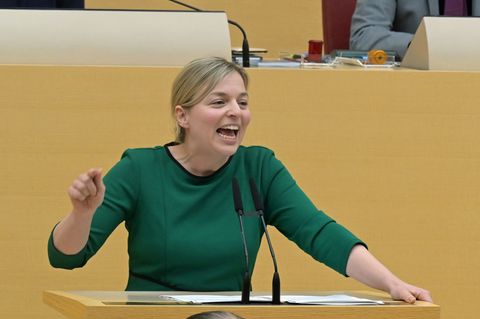 Katharina Schulze greift mit klaren Forderungen in die Debatte um eine Social-Media-Altersgrenze ein. (Archivbild) Foto: Malin W