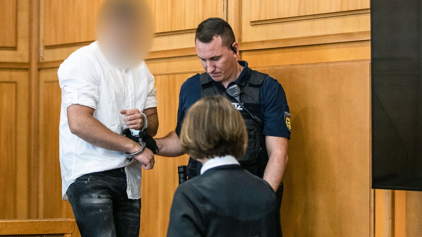 Das Gericht sieht den Mann trotz seiner Haft als Gefahr an. (Archivbild) Foto: Christoph Schmidt/dpa