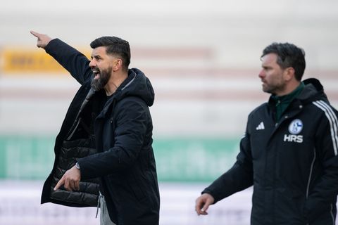 Tim Hoogland (r) an der Seite von Trainer Miron Muslic. (Archivbild) Foto: Fabian Strauch/dpa