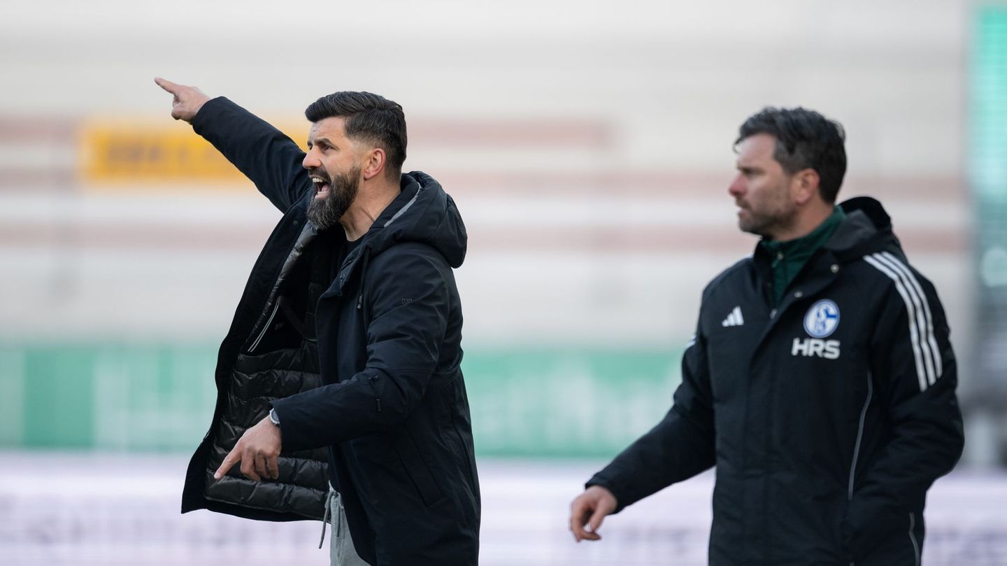 Tim Hoogland (r) an der Seite von Trainer Miron Muslic. (Archivbild) Foto: Fabian Strauch/dpa
