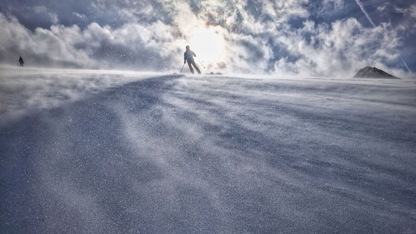 Der Skifahrer war zu Fuß zu einem Gipfel aufgestiegen. (Symbolbild) Foto: Sachelle Babbar/ZUMA Press Wire/dpa