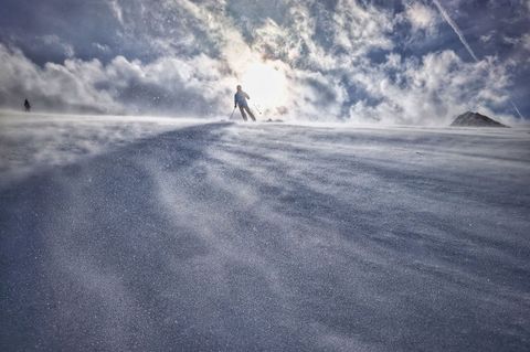 Der Skifahrer war zu Fuß zu einem Gipfel aufgestiegen. (Symbolbild) Foto: Sachelle Babbar/ZUMA Press Wire/dpa