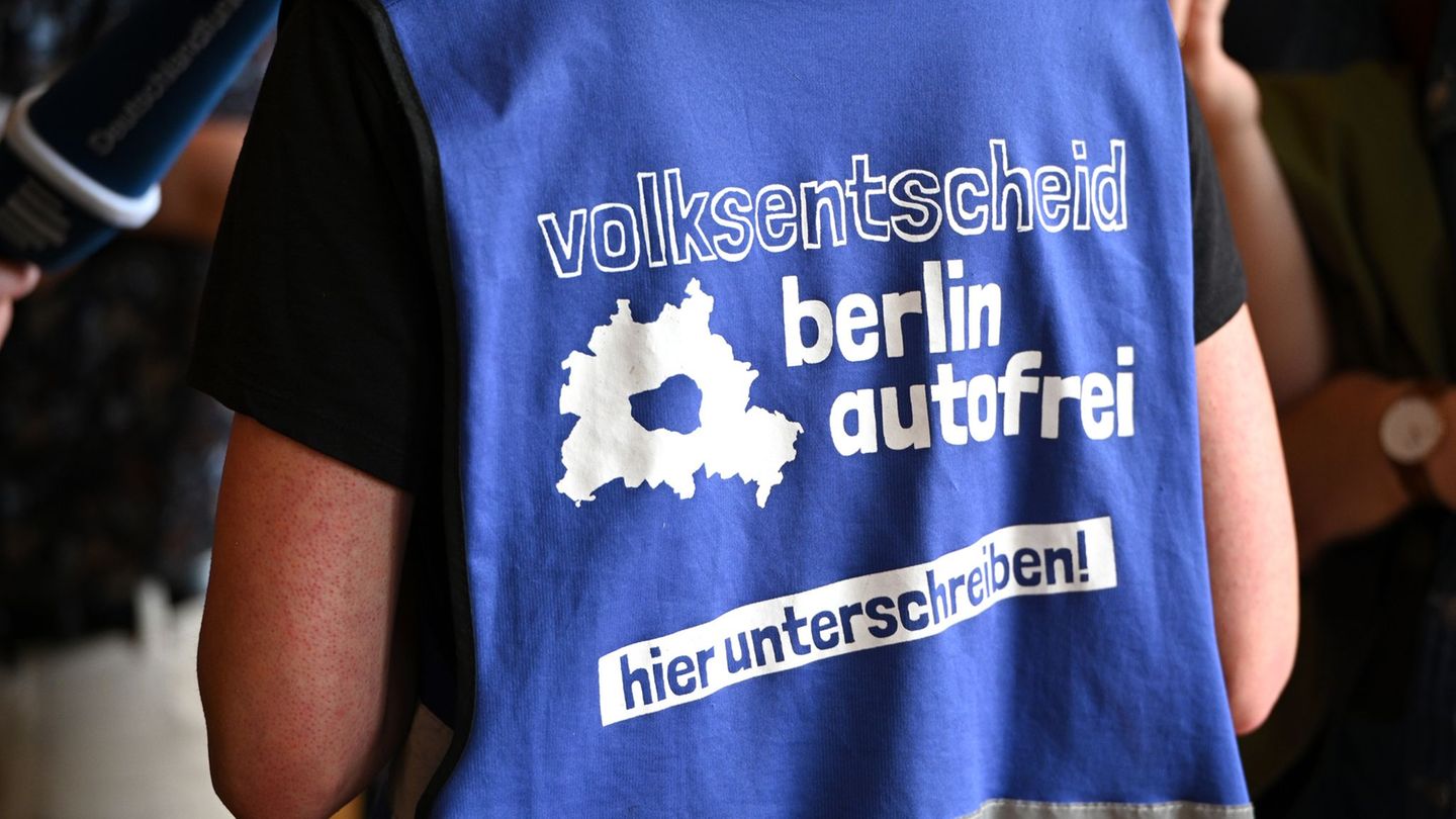 Die Initiatoren des Volksbegehrens "Berlin autofrei" sammeln seit Anfang Januar Unterschriften. (Archivbild) Foto: Michael Brand