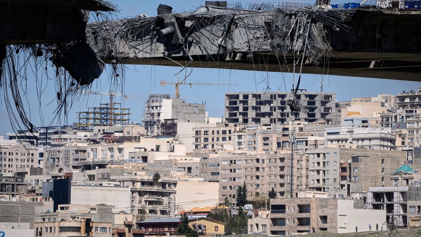Eine große Autobahnbrücke wurde bereits vergangene Woche bombardiert. (Archivbild) Foto: Vahid Salemi/AP/dpa