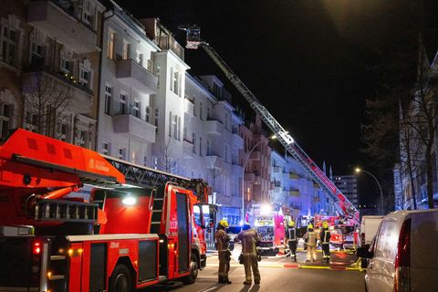Feuerwehrleute löschen einen Brand in einem Mehrfamilienhaus. (Archivbild) Foto: Christophe Gateau/dpa